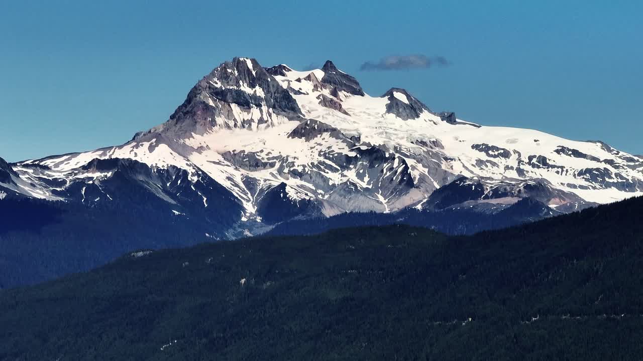 Montagna innevata del Garibaldi vista da lontano in BC, Canada