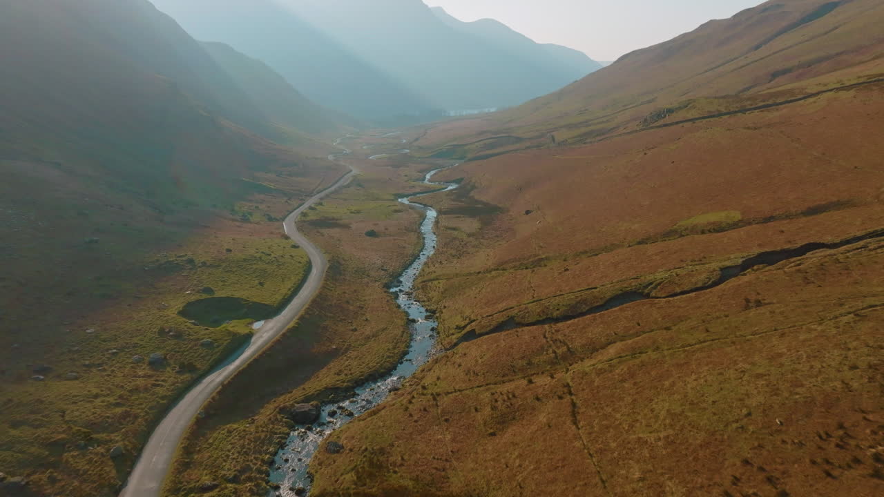 distrito de los lagos, paso de honister, parque nacional de la unesco, mirando hacia un buttermere brumoso