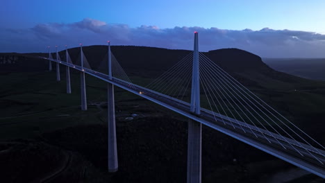 Riesige-Hängebrücke-In-Frankreich,-Nachtaufnahme-Aus-Der-Luft