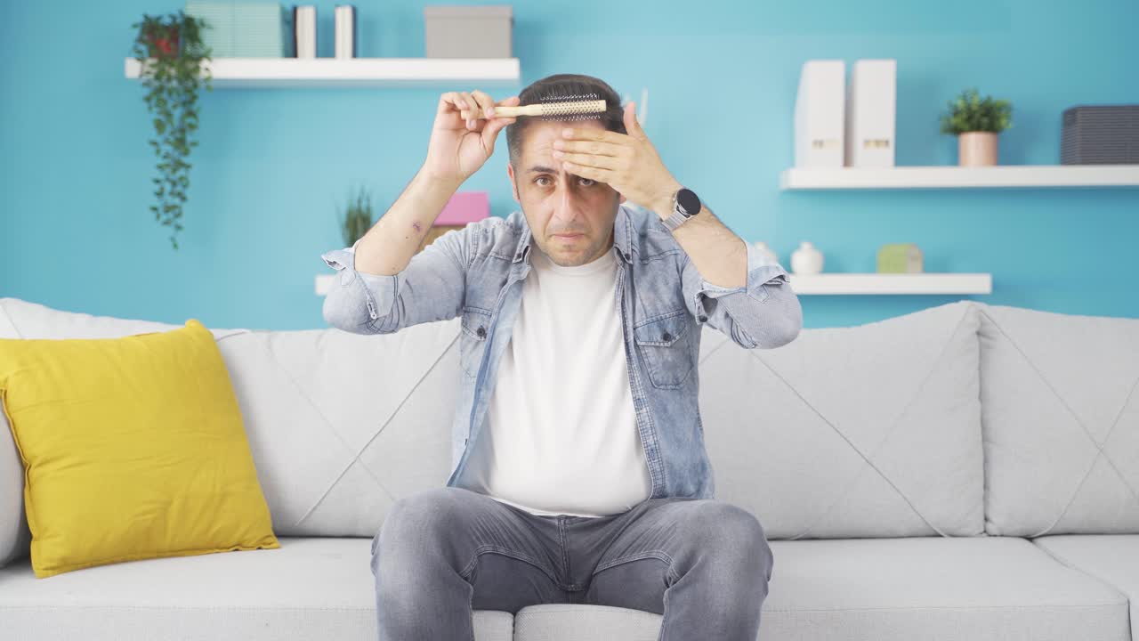 머리카락을  ⁇ 는 남자.