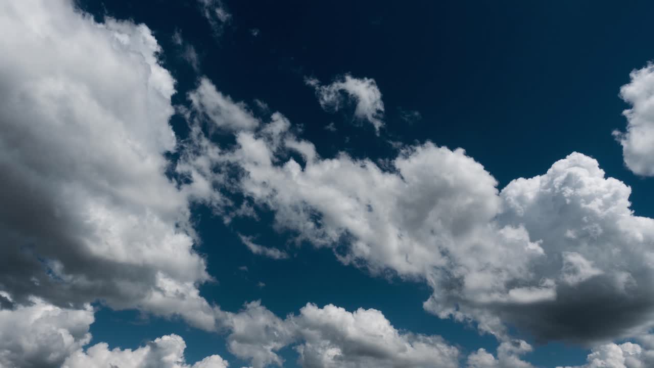 nubes en el cielo azul timelapse