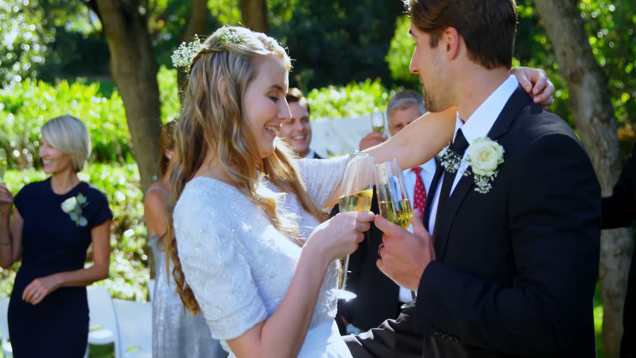 행복한 젊은 신랑과 신부가  ⁇ 페인과 함께 토스트 4k 4k