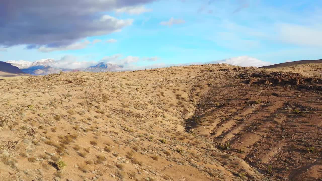 사막 능선 위를 빠른 비행
