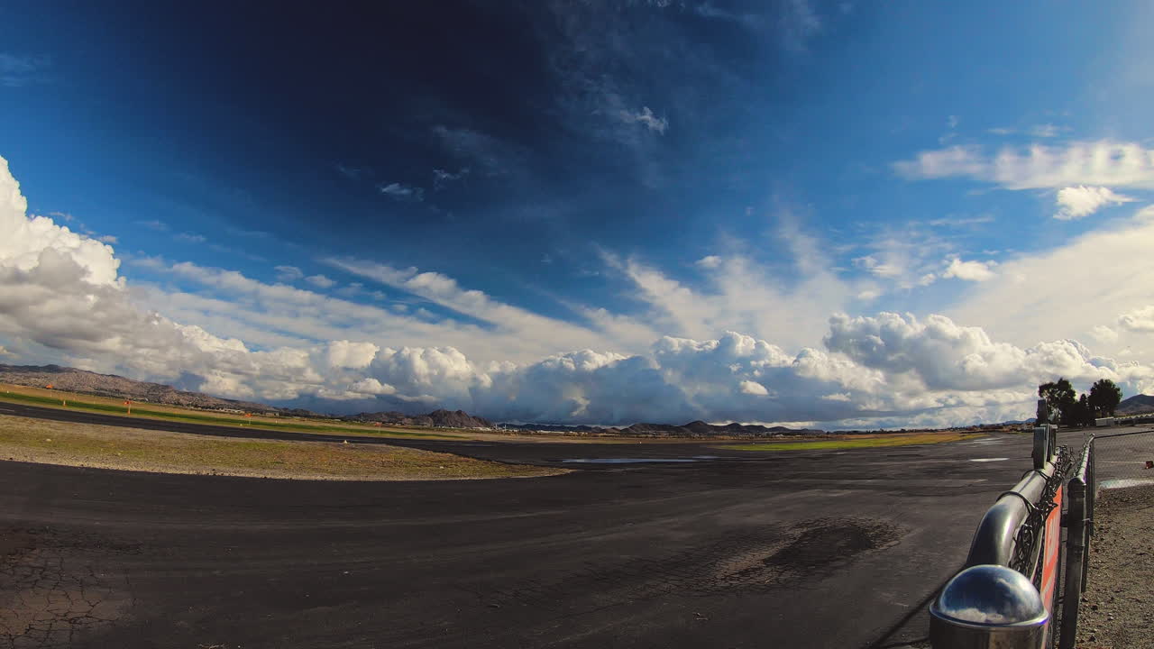 las nubes del aeropuerto se precipitan a través del vasto paisaje de la pista de aterrizaje.