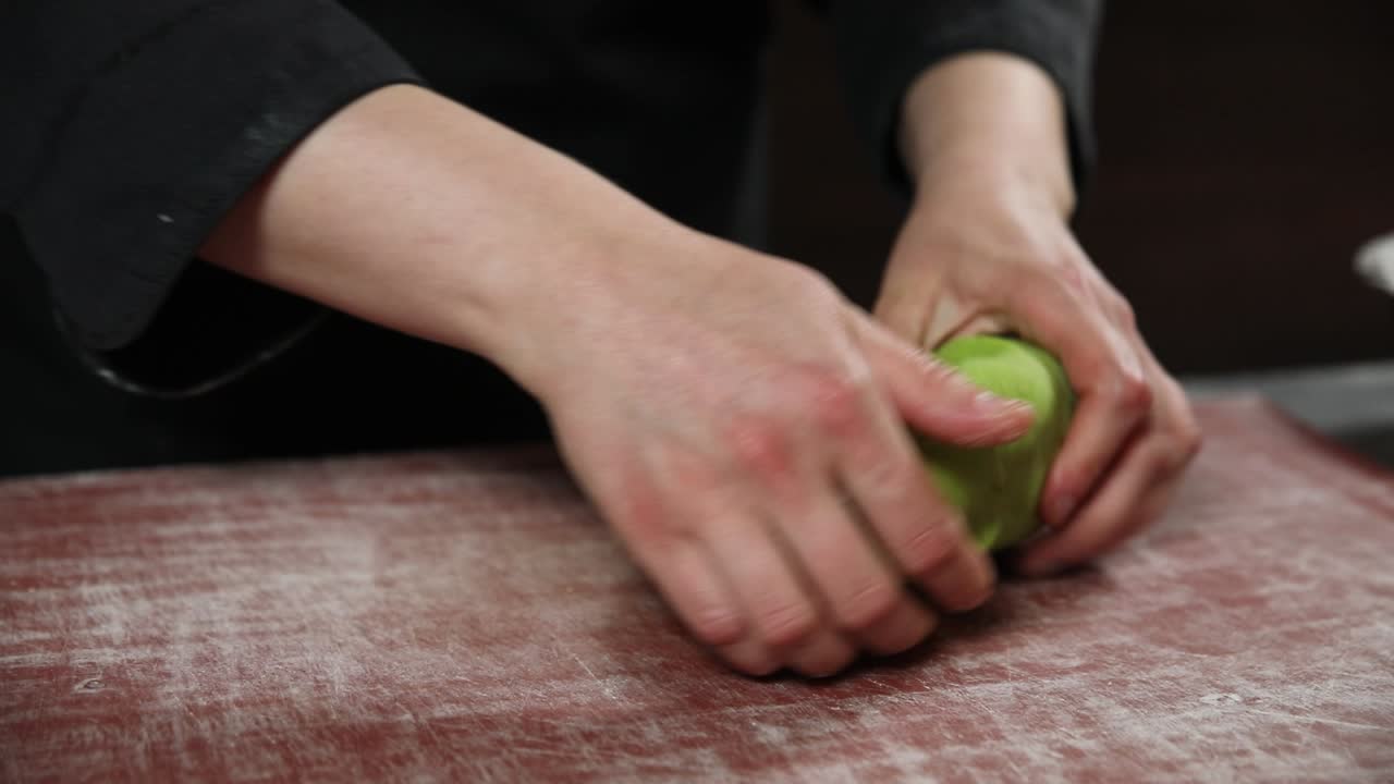 el chef amasa la masa verde