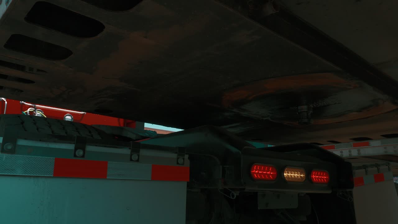 준미국 트럭  ⁇ 테일은 트레일러와 다섯 번째 바 ⁇ 를 연결하기 위해 후퇴합니다. 킹 핀 - 트레일러의 일부는 트럭 침대 또는 다섯 번째 바 ⁇ 와 연결됩니다.