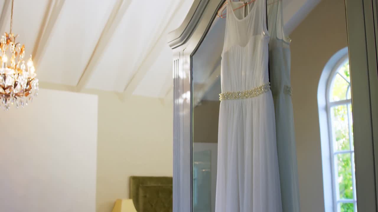 옷장에 매달린 웨딩 드레스 4k 4k