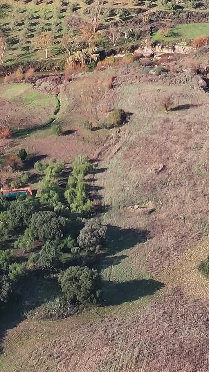 Explorando uma paisagem rural em Málaga, Espanha, durante o outono