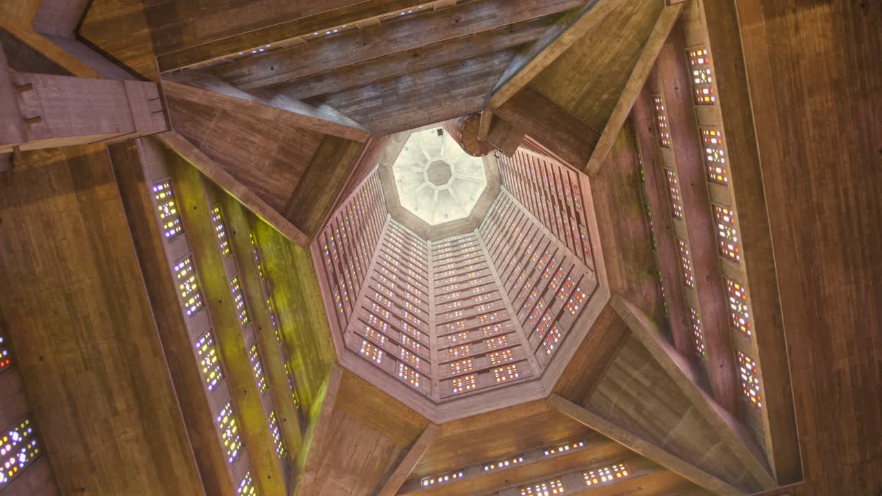Vista interna verso l'alto del soffitto a cupola geometrica in legno della Chiesa di San Giuseppe con vetrate, Le Havre, Normandia, Francia.