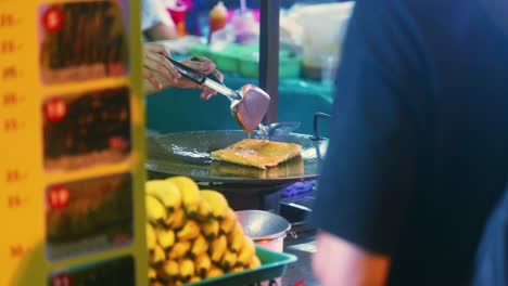 Filmische-4K-Kochaufnahmen-Eines-Thailändischen-Kochs,-Der-Auf-Einem-Straßenmarkt-In-Thailand-Ein-Traditionelles-Thailändisches-Dessert-Namens-Roti-Zubereitet