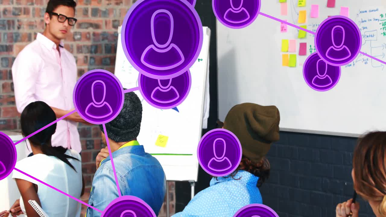 animación de iconos conectados sobre gerente diverso explicando la estrategia a los compañeros de trabajo en la pizarra