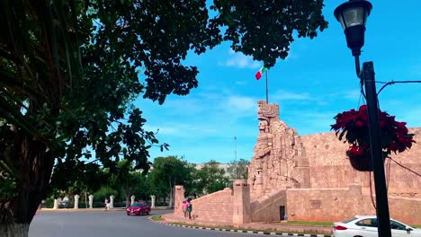 Zeitraffer-Im-Denkmal-Für-Die-Heimat-In-Der-Stadt-Merida-In-Mexiko