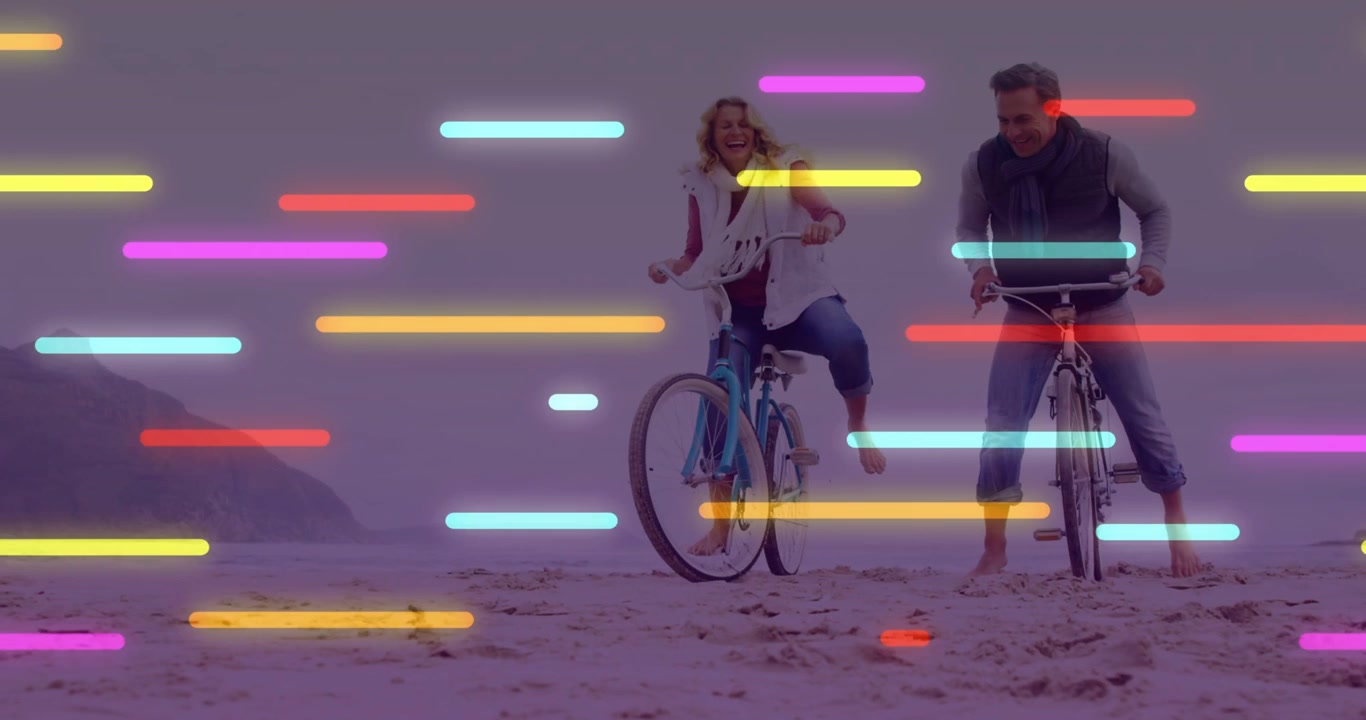 Donna e uomo che camminano e pedalano in bicicletta sulla spiaggia, con barre al neon che si sovrappongono all'inquadratura, alimentando il marketing.