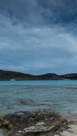 Playa-De-Simos-En-La-Isla-De-Elafonissos,-Grecia-En-Vertical.