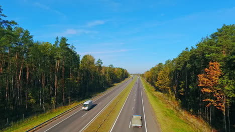 Vista-Aérea-De-Los-Coches-Circulando-Por-La-Carretera-En-El-Bosque.-Bosque-De-Carretera