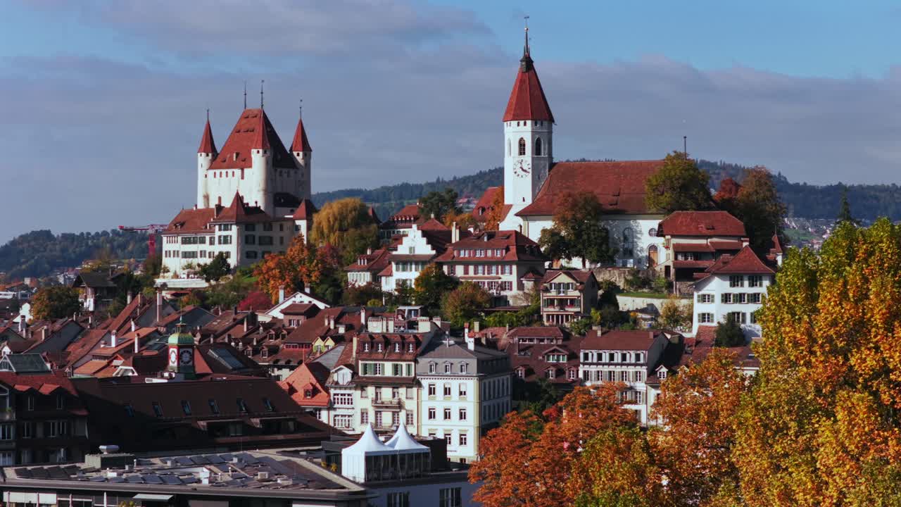 Autunno Castello di Thun Schloss Thun Lago di Thun Svizzera Schweiz aereo drone parallasse cielo blu nuvole soleggiato giallo dorato colorato faggi betulle albero Fiume Aare Oberland bernese movimento verso l'alto