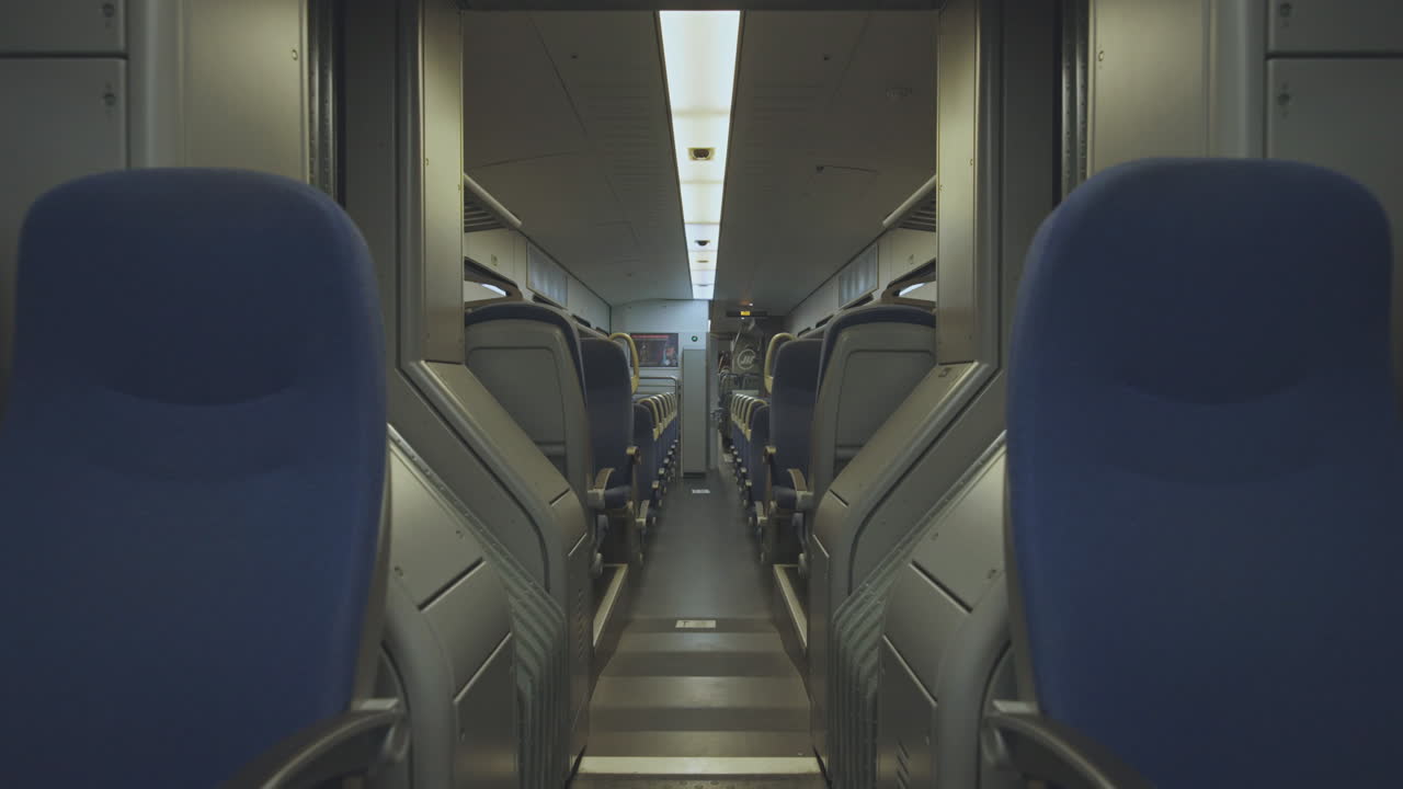 interior vacío del vagón del tren