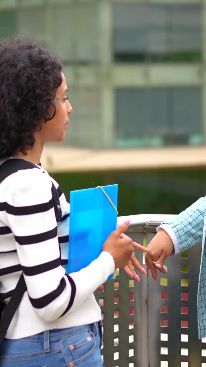 dos mujeres teniendo una conversación al aire libre
