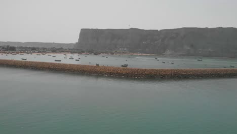 toma aérea de un dron giratorio de la carretera costera de makran a lo largo de la costa del mar arábigo de pakistán desde karachi hasta gwadar en la provincia de baluchistán