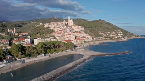 Cervo-En-La-Riviera-Mediterránea-Con-Rompeolas-Que-Protegen-Las-Playas,-Italia