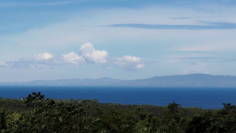 Vista-Aérea-De-La-Isla-Siquijor-Enmarcada-Por-El-Follaje-Ondulante,-Famoso-Destino-Turístico-De-Verano-En-Filipinas