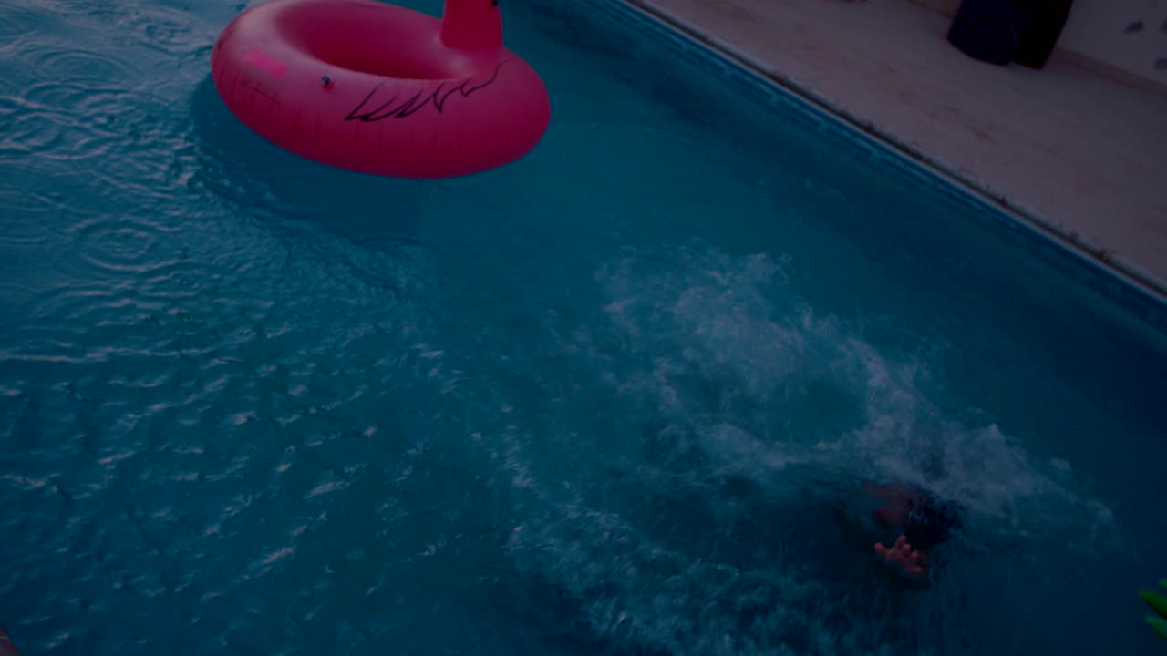 mujeres en vacaciones de verano divirtiéndose saltando a la piscina