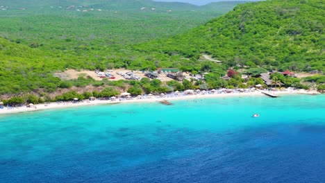 el avión no tripulado se eleva sobre playa porto mari en un hermoso día de relajación en el caribe.