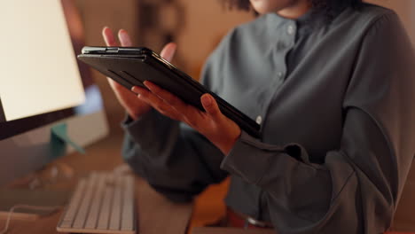 Night,-tablet-and-hands-of-woman-in-office