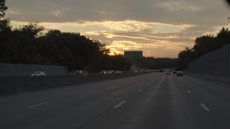 Pendeln-Auf-Der-Autobahn-In-Richtung-Westen-In-Den-Sonnenuntergang