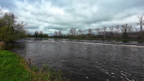 Toma-Panorámica-De-Una-Presa-En-El-Río-Barrow-En-Goresbridge-Co