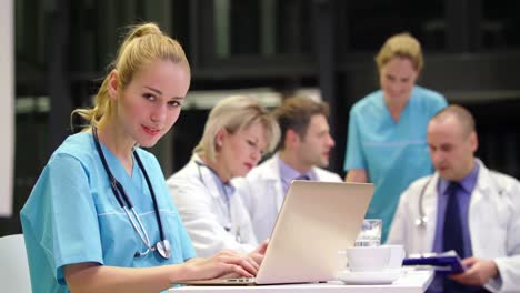 Krankenschwester-Benutzt-Laptop-Im-Konferenzraum