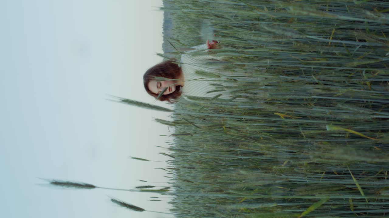 mujer en el campo de trigo al atardecer