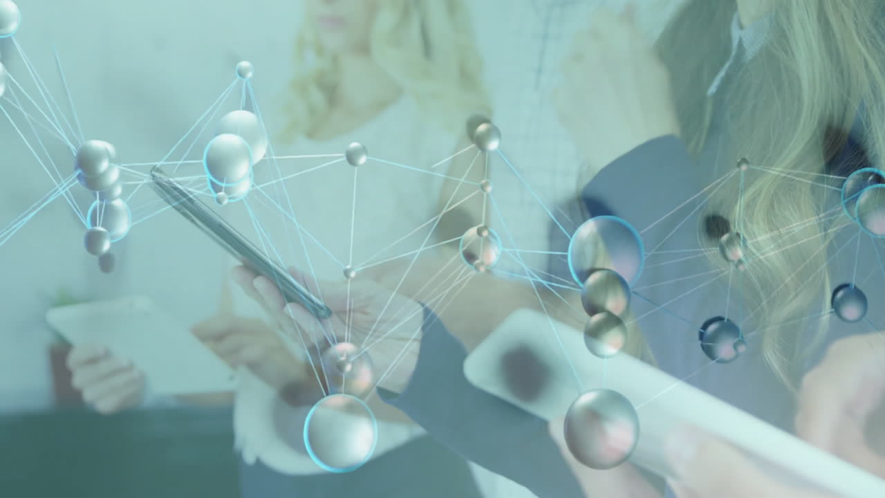 сеть соединений и обработки данных анимация над людьми, использующими планшеты