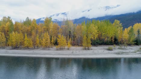 Bosque-Otoñal-Y-Cadenas-Montañosas-A-Lo-Largo-Del-Lago-4k