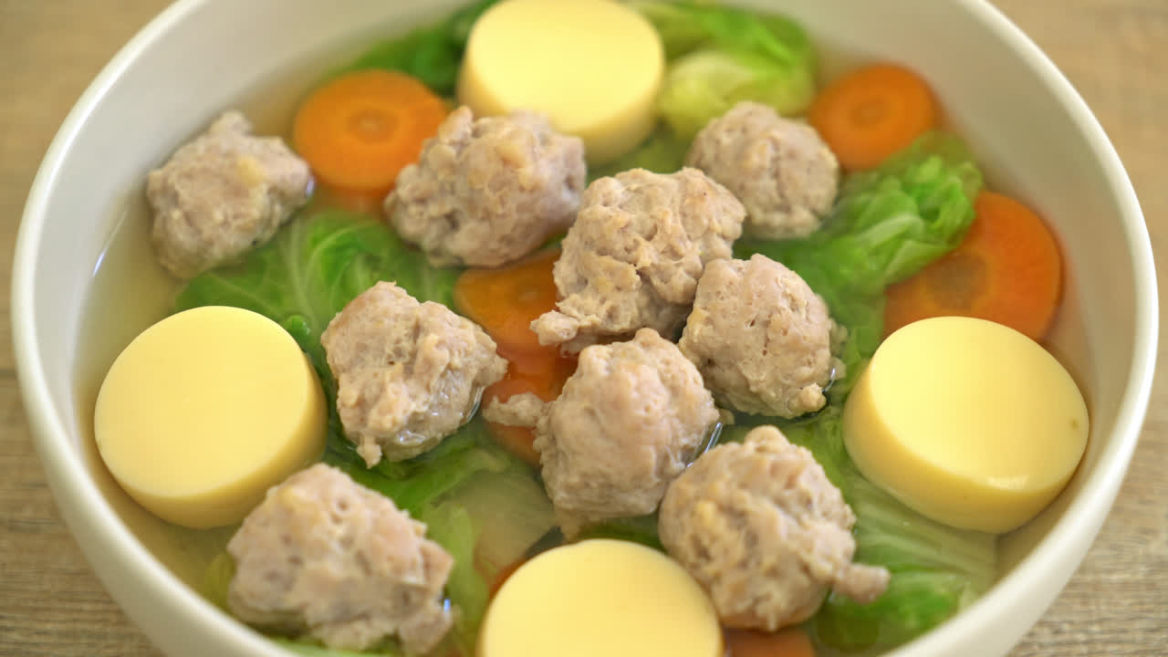 두부와 다진 돼지 고기를 곁들인 수제 맑은 국