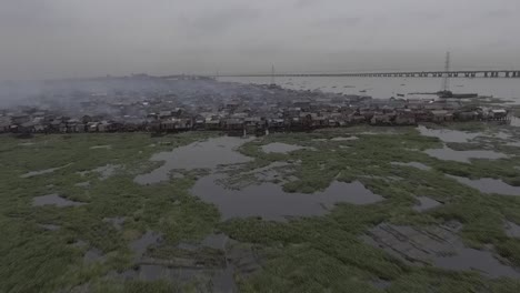 Makoko-Es-Considerado-Como-El-Barrio-Pobre-Más-Grande-De-Nigeria-Con-Habitantes-Construyendo-Sobre-Pilotes