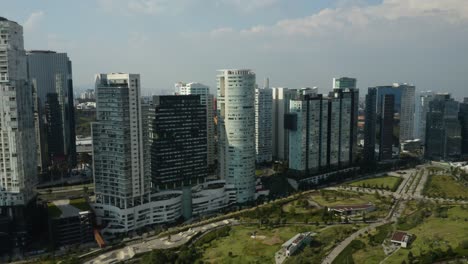 Vista-Aérea-De-Modernos-Rascacielos-En-El-Distrito-Financiero-De-Santa-Fe-De-La-Ciudad-De-México