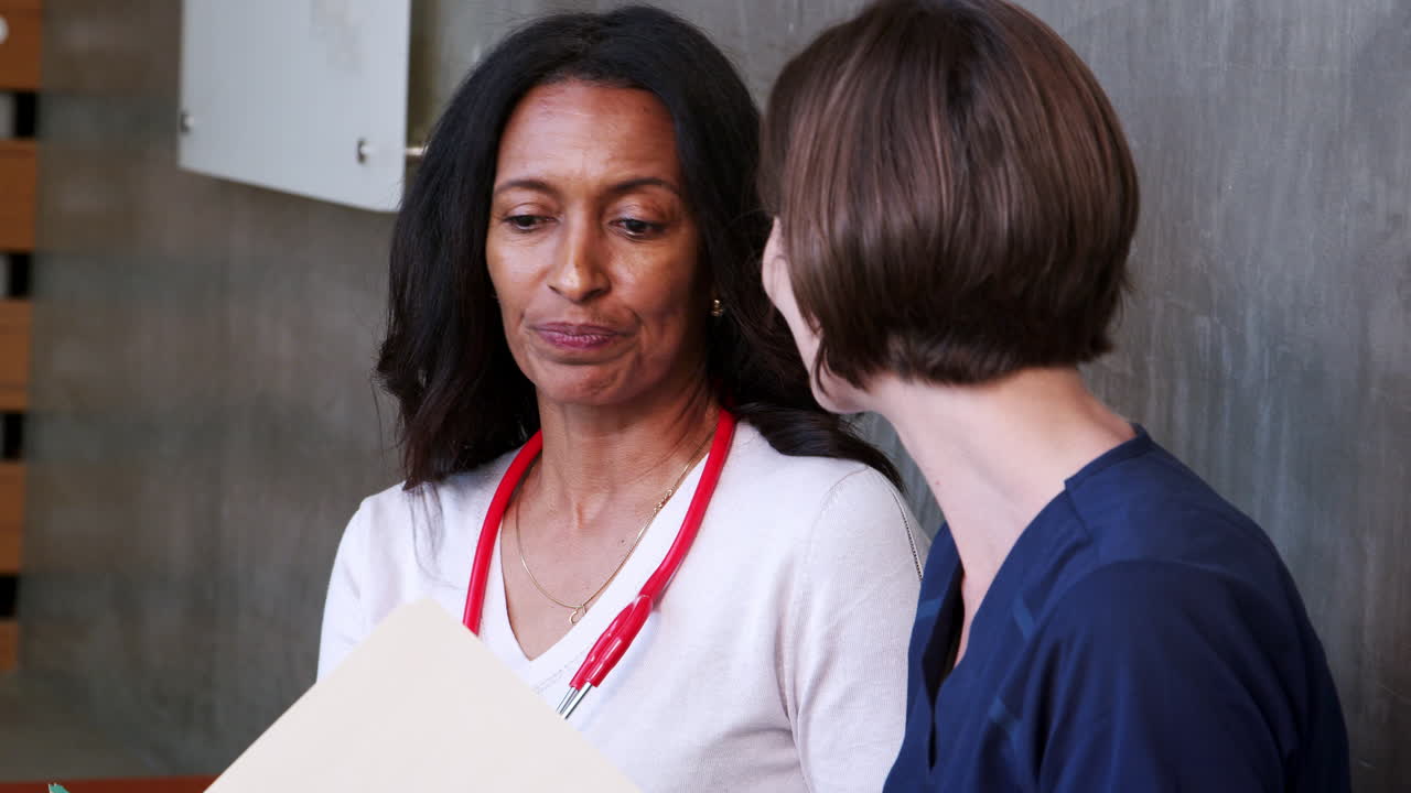 dos mujeres doctores hablando en un hospital, de cerca