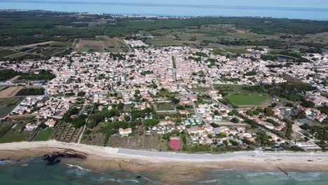 Sainte-marie-de-ré-Desde-Arriba,-Con-Playa-Y-Horizonte,-Dron-Y-Buen-Tiempo