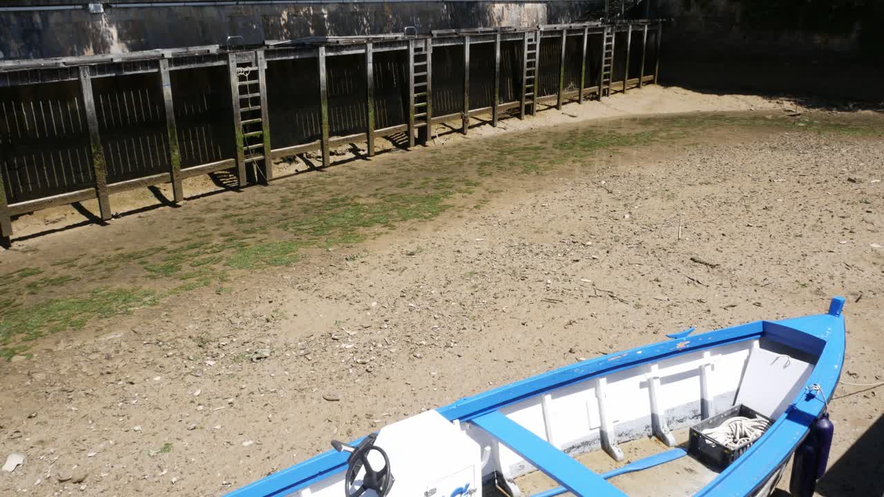 un barco de recolección de ostras en la marea baja, le château-d'oléron, francia