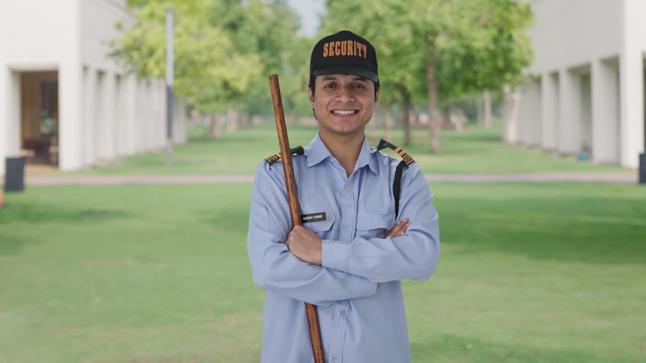 retrato de un feliz guardia de seguridad indio