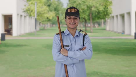 retrato de un feliz guardia de seguridad indio