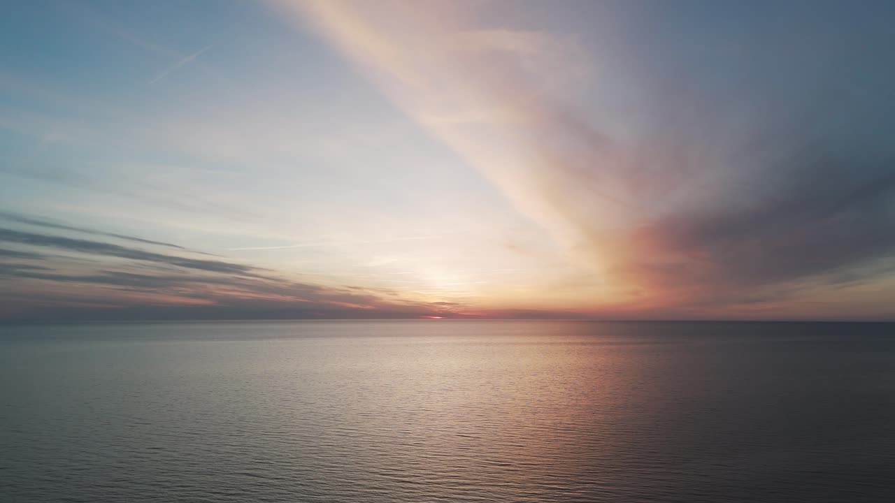 라트비아의 베르나티에서 이 비는 저녁에 발트해 연안의 아름다운 공중 풍경
