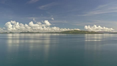 panorámica cinematográfica filmada por un avión no tripulado sobre los paisajes de las islas de la costa este de mindanao en filipinas