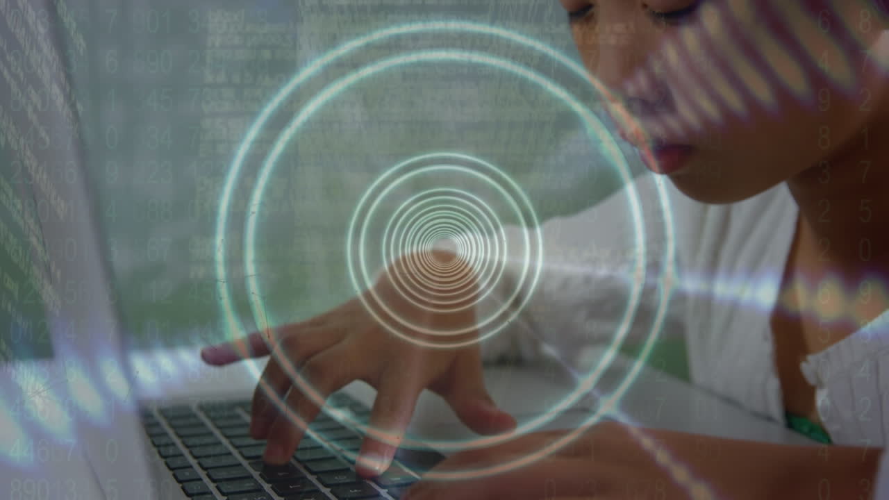 animación de círculos moviéndose sobre un niño asiático usando una computadora portátil en la escuela
