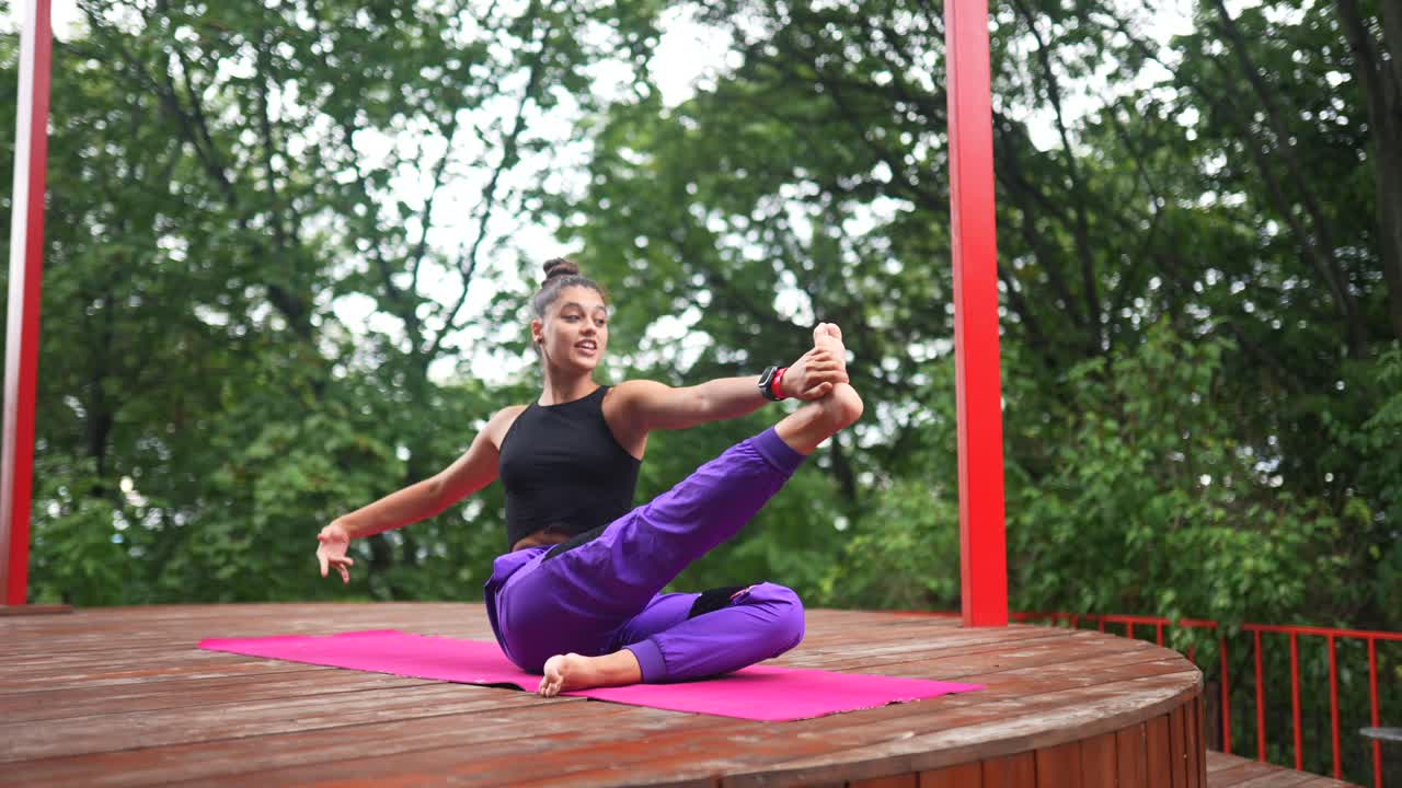 mujer practicando yoga al aire libre