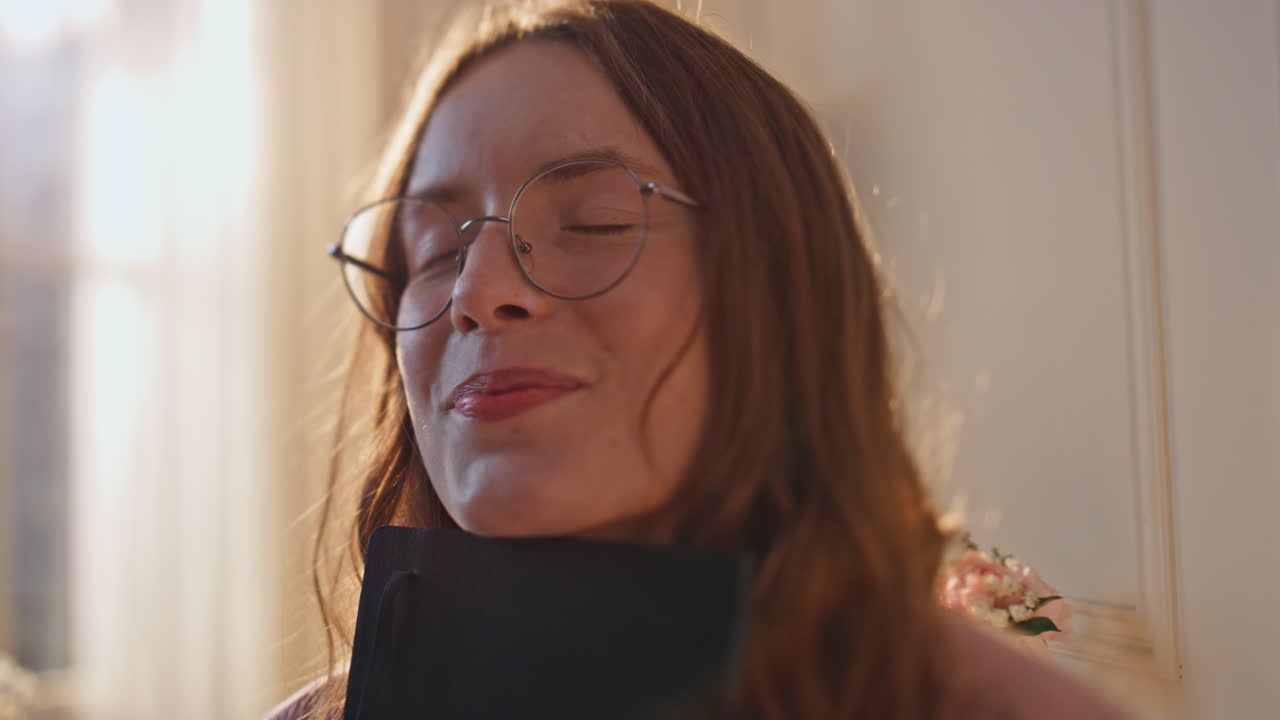 niña sonriente abrazo libro diario en la luz del sol dorado primer plano. adolescente de ensueño disfrutar