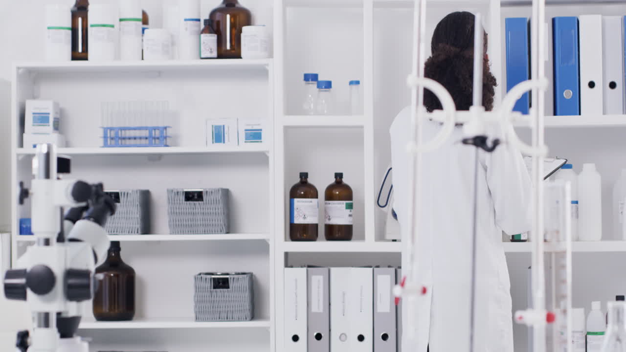 현대적인 실험실에서 일하는 과학자