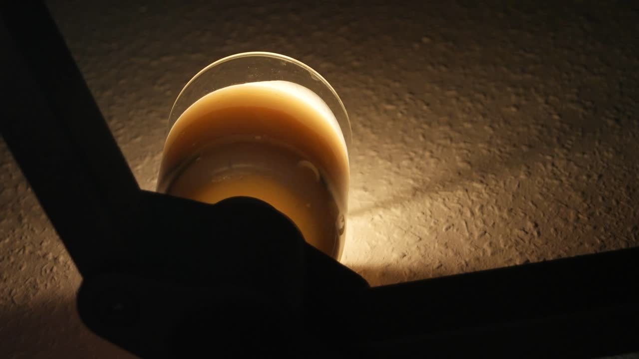 밤에 장대에 타는 촛불