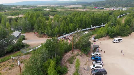 video de drones de 4k del oleoducto trans alaska en fairbanks, ak durante el día soleado de verano-11